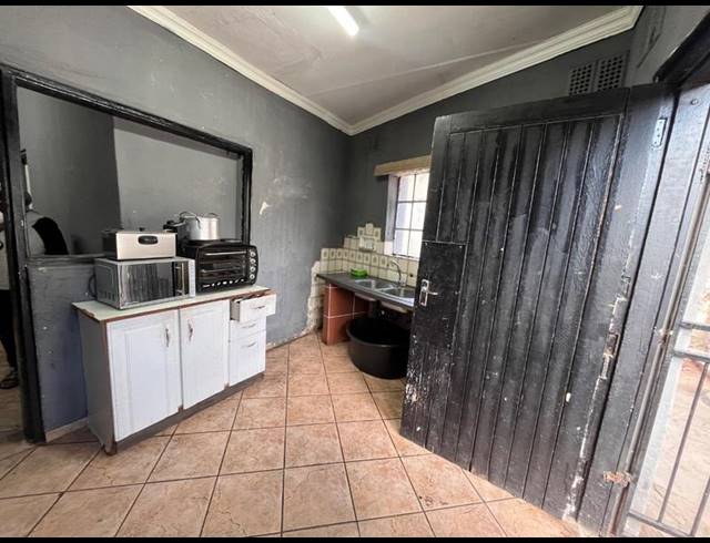 10 BEDROOM HOUSE FOR SALE IN KENSINGTON